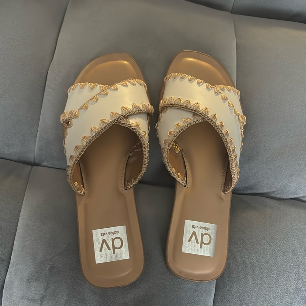 “Dolce vita”: slip on sandals